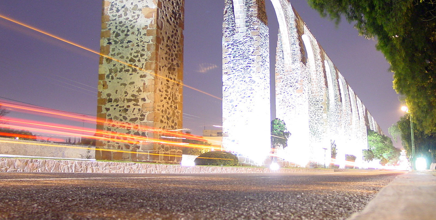 Arcos de la ciudad de Santiago de Querétaro en la noche